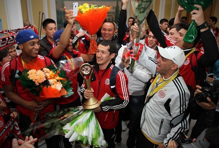 The captain carries the cup to show it to the fans of Almaty club. Photo by Vladimir Dmitriyev©