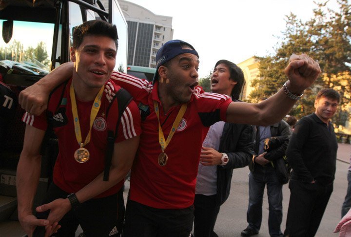 The sportsmen thanking their fans. Photo by Vladimir Dmitriyev©