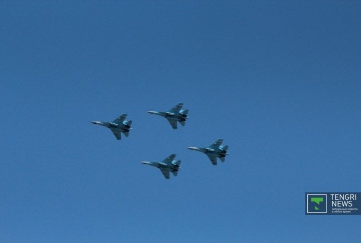 Zhetyssu and Sunkar pilot groups performed aerial stunts. Photo by Vladimir Prokopenko©