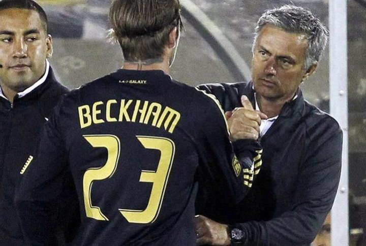 Real Madrid head coach Jose Mourinho (R) greets Los Angeles Galaxy's David Beckham/ ©REUTERS/Danny Moloshok