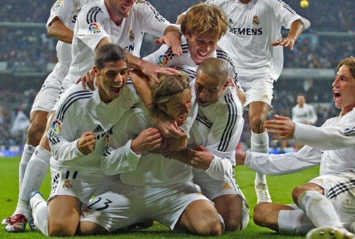 Real Madrid's David Beckham of England (front C) is congratulated by his team mates after scoring against Cadiz. ©REUTERS/Victor Fraile