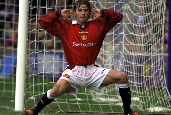 Manchester United's David Beckham encourages the crowd to cheer after he scored the opening goal against Chelsea. ©REUTERS