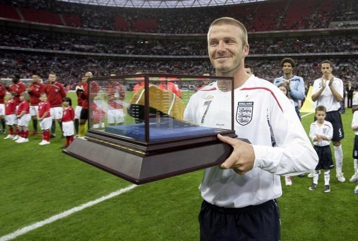 England's David Beckham smiles after receiving his 100th cap before the team's international friendly soccer match against the U.S. ©REUTERS/Michael Regan/Action Images/The FA/Pool