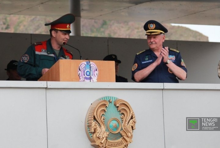 Head of Kazakhstan State Special Team of Belarus Emergency Situations Ministry Vladimir Shevchuk and deputy Minister of Emergency Situations of Kazakhstan Valeriy Petrov. Photo by Vladimir Prokopenko©