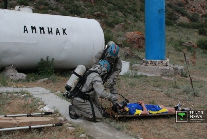 Rescuers rendering aid at the chemical accident stage. Photo by Vladimir Prokopenko©