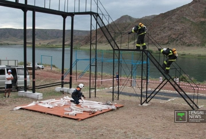 Rescuers at the fire stage. Photo by Vladimir Prokopenko©