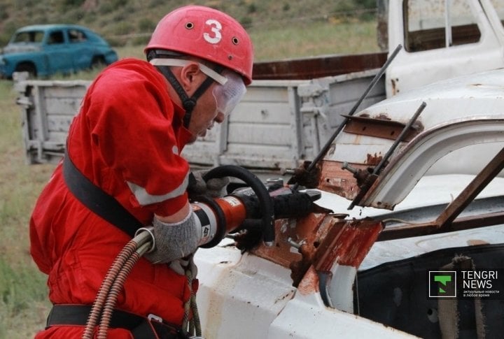 Rescuers have to cut the roof off to extract the victim. Photo by Vladimir Prokopenko©