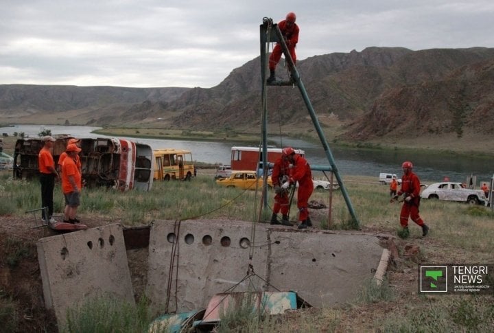 Rescuers listing the car that fell of the cliff and smashed a person. Photo by Vladimir Prokopenko©