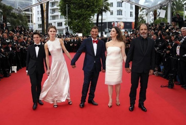 Director Francois Ozon (C) and cast members Fantin Ravat (L), Marine Vacth (2ndL), Geraldine Pailhas (2ndR) and Frederic Pierrot (R). ©REUTERS