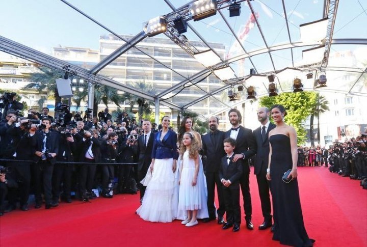 Director Asghar Farhadi (C) poses with producer Alexandre Mallet-Guy (L), cast members (2ndL-R) Berenice Bejo, Pauline Burlet, Jeanne Jestin, Tahar Rahim, Elyes Aguis, Ali Mosaffa, and Sabrina Ouazani. ©REUTERS