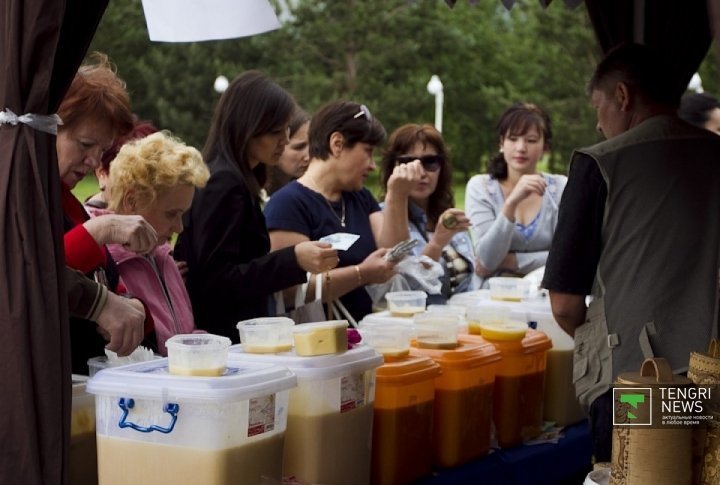 Honey sales. ©Tengrinews.kz