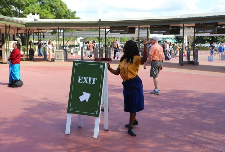 The park's personnel is there to show you the way. Photo by Yaroslav Radlvoskiy©