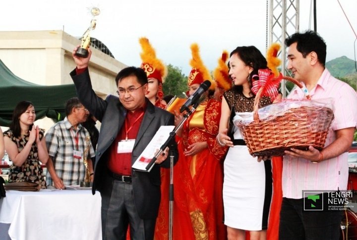 Dilmmaker Mirgalym Yessirkepov with award. Photo by Aizhan Tugelbayeva©