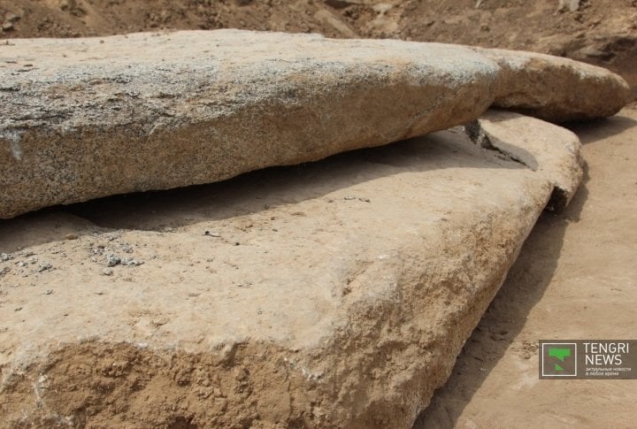 The slabs that covered the tomb. All the holes in the tomb-chest were sealed with clay. Photo by Daniyar Bozov©