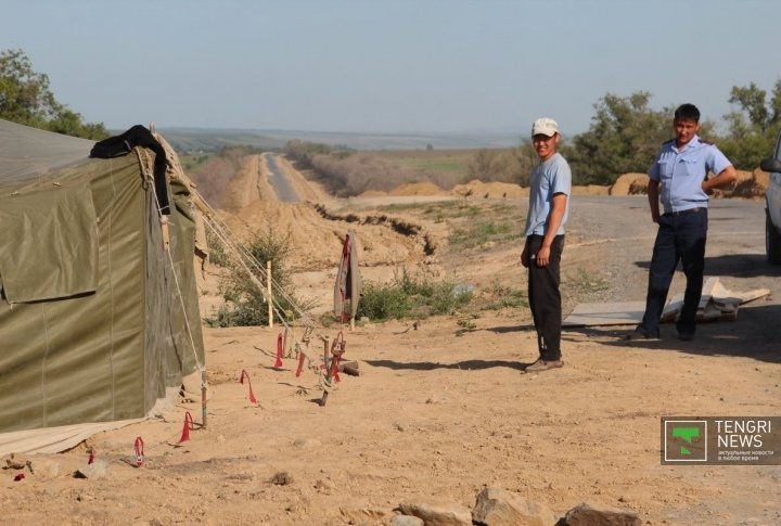 The site was protected by police all the time, as the local citizens showed interest in the discovery. Photo by Daniyar Bozov©