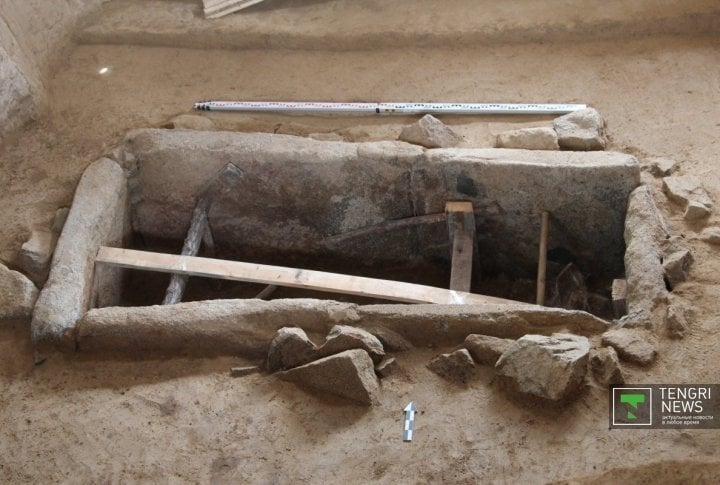 The archaeologists had to expand the hole to extract the tomb for further study. As a result, they discovered that sides of the tomb walls were laid with  boulders. Photo by Daniyar Bozov©