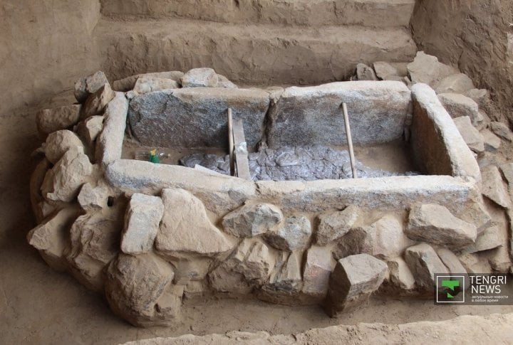 The tomb was laid with rocks on the outside. Photo by Daniyar Bozov©