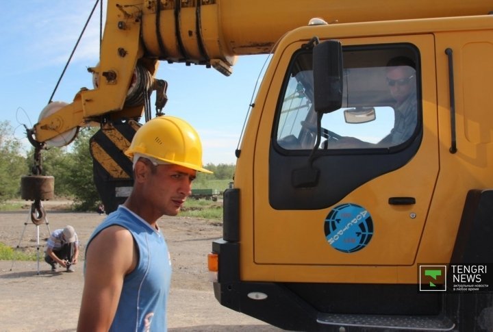 A 40-ton crane helped extract the platform that was prepared for the transportation to Almaty. Photo by Daniyar Bozov©