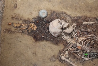 The Saka Princess headgear and the stone altar are clearly seen to the left from the skull. Photo by Daniyar Bozov©