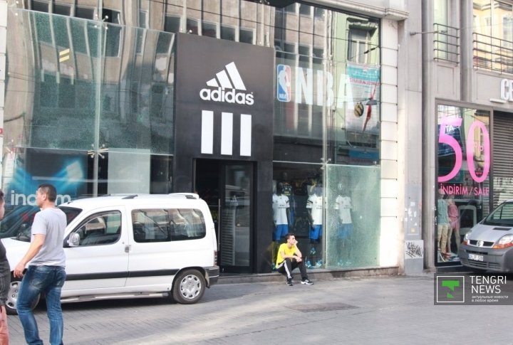 Some stores on Istiklal Street still have broken windows. Photo by Vladimir Prokopenko©