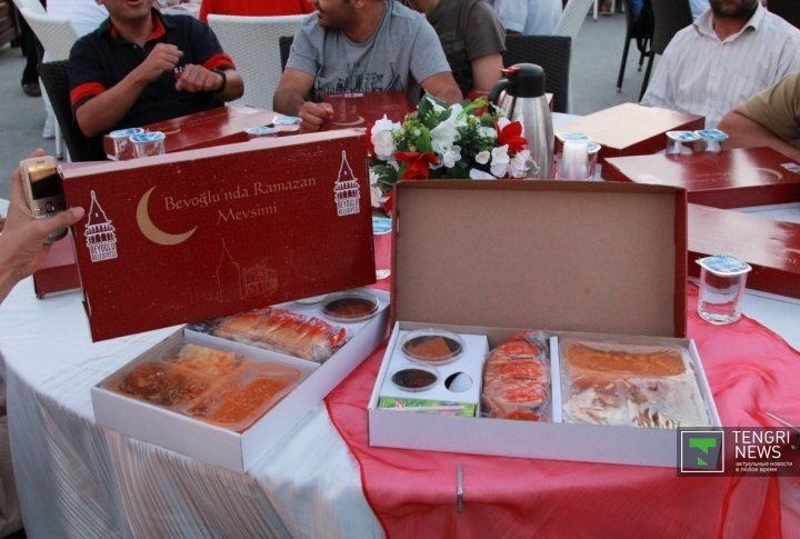 People have to register beforehand to get this meal. It is provided to Muslims free of charge. Photo by Vladimir Prokopenko©