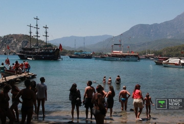 Yacht tour for tourists. Photo by Vladimir Prokopenko©