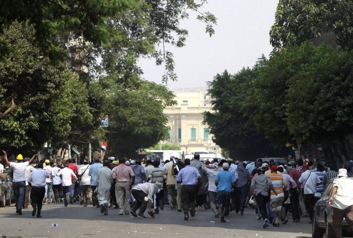 Supporters of ousted President Mohamed Mursi run during clashes in central Cairo August 13, 2013. ©REUTERS