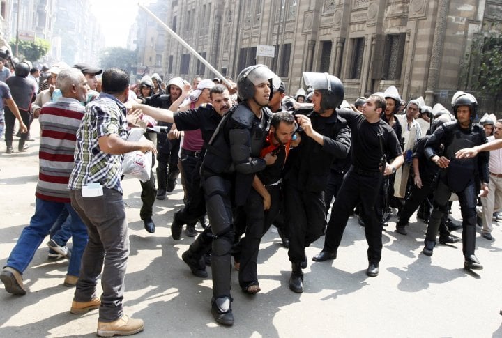 Police detain a supporter of ousted Egyptian President Mohamed Mursi during clashes in central Cairo August 13, 2013. ©REUTERS