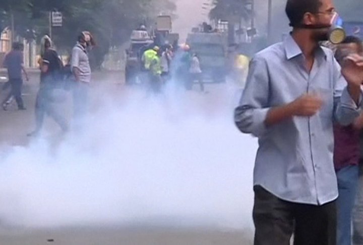 Police fire tear gas during clashes with supporters of ousted Egyptian President Mohamed Mursi as security forces break up the protest camp at al-Nahda square in Cairo August 14, 2013. ©REUTERS