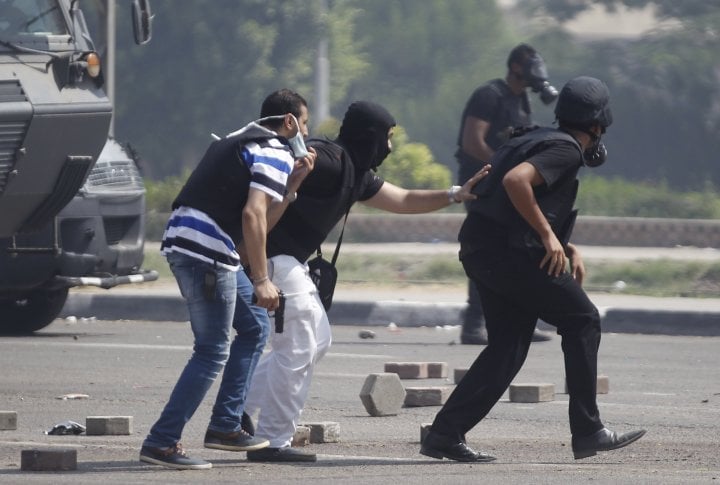 Riot police officers run during clashes with members of the Muslim Brotherhood and supporters of deposed Egyptian President Mohamed Mursi. ©REUTERS