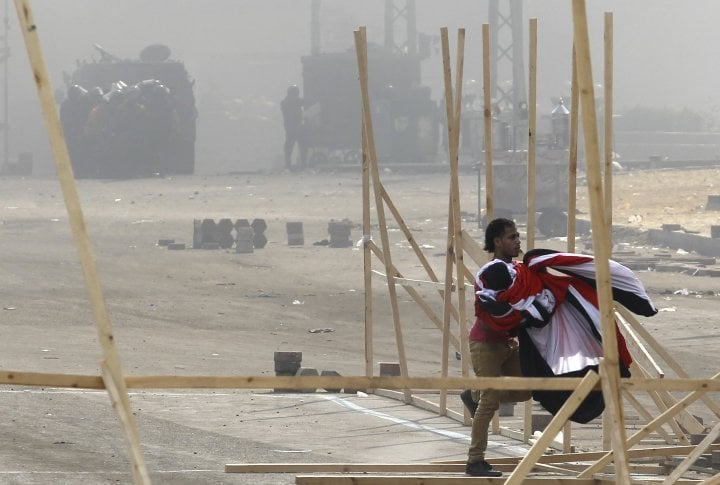 A man runs as riot police approach during clashes with members of the Muslim Brotherhood and supporters of deposed Egyptian President Mohamed Mursi. ©REUTERS