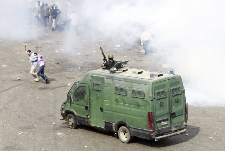 Members of the Muslim Brotherhood and supporters of ousted Egyptian President Mohamed Mursi flee from tear gas and rubber bullets fired by riot police during clashes, around Cairo University and Nahdet Misr Square, where they are camping in Giza, south of Cairo August 14, 2013. ©REUTERS