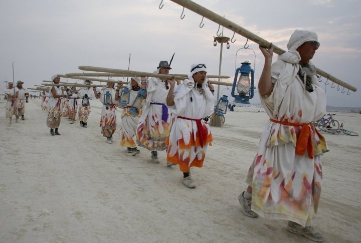 Lamplighters make their way across the Playa during the Burning Man 2013 arts and music festival.  ©REUTERS