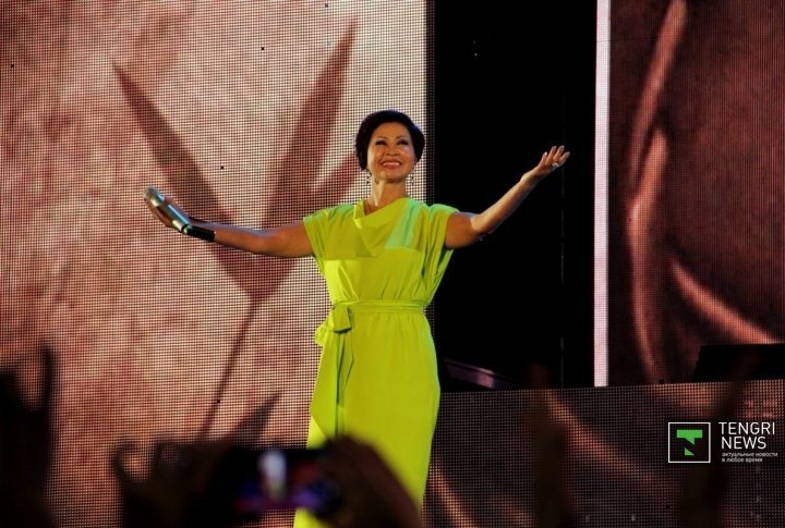 Roza Rymbayeva sang a song with her son Ali Okapov. Photo by Aizhan Tugelbayeva©