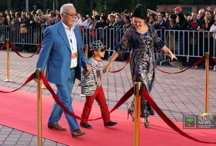 Asanali Ashimov with his family. ©Yaroslav Radlovskiy