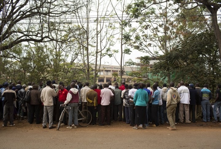 A crowd of onlookers gathered well away from Westgate in Nairobi, September 21, 2013. ©REUTERS