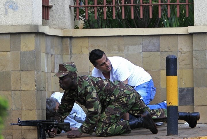 A Kenyan soldier sheltered behind the wall near Westgate mall in Nairobi, September 21, 2013. ©REUTERS