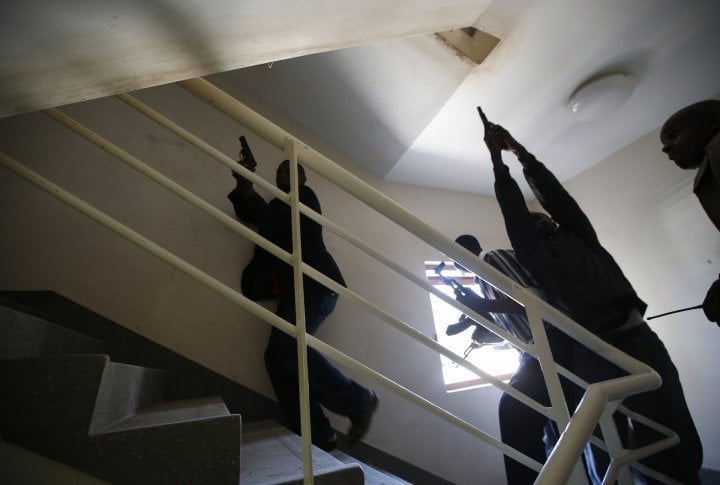 Armed policemen searching the Westgate mall in Nairobi, September 21, 2013.  ©REUTERS