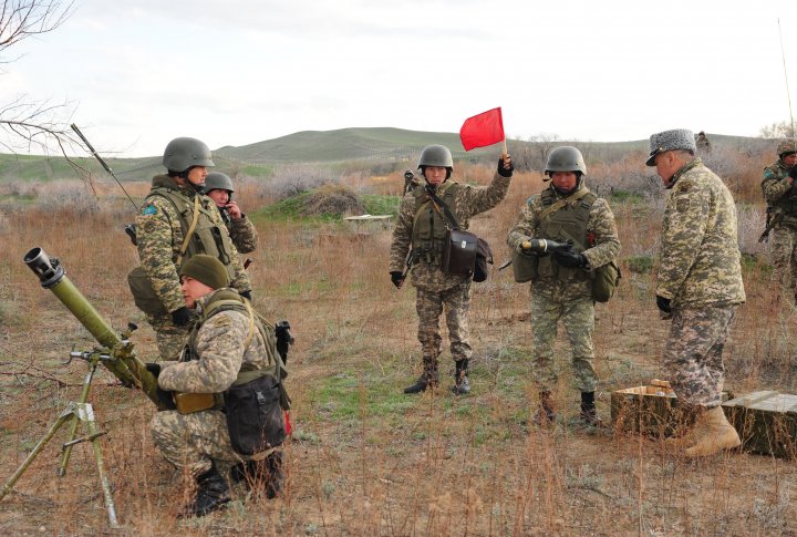 Іле өзенінің арғы жағалауына әскери техникаларды өткізу кезінде, әуеден осы миномет оқтары арқылы жарық береді.