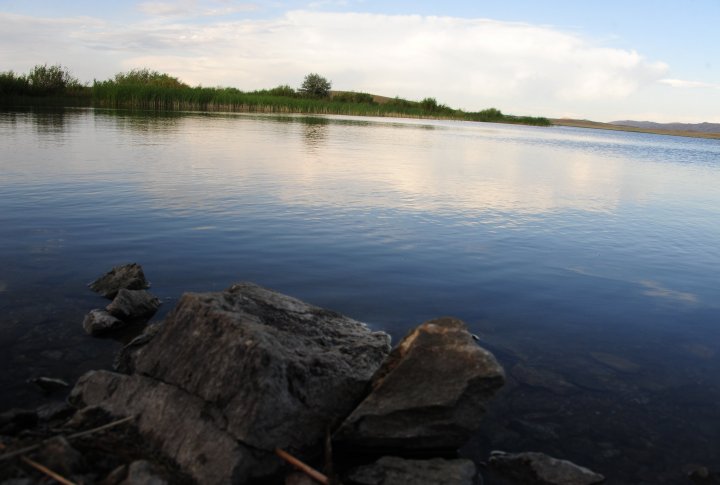 Ұлытау ауданы Орталық Қазақстанның жартылай құрғақ бөлігіне кіреді. Биік таулар: Ұлытау, Қызылтау, Айыртау, Арғанаты, Кішітау, Едіге, Әулие тауларының тізбегі мен өзіндік ерекшелігі бар. Қатпарланған тасты таулар етегінде бұлақтар ағып, өзендер мен көлдерге құйылып жатыр. 11 көл, 12 өзен бар.