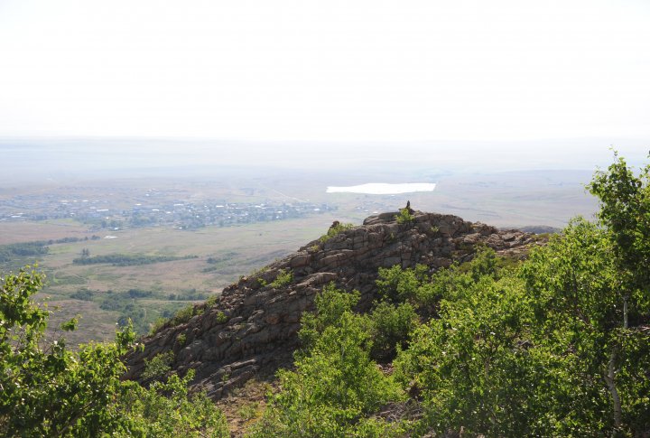 Алыстан көрініп тұрған Ұлытау ауылы.