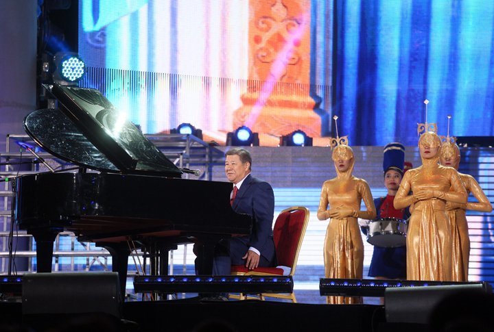 Ахметжан Есімовтің музыкалық тартуы. ©Ярослав Радловский