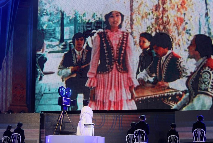 Сахнада - Қазақстанның халық әртісі Роза Рымбаева "Көріскенше, қош бол, Медеу" әнімен. ©Ярослав Радловский