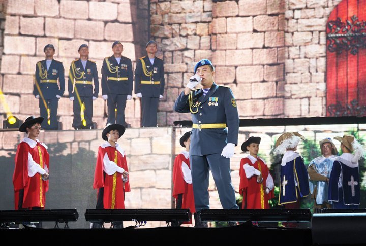 ҚР Аэроұтқыр жасақтарының өнер ұжымы және "Салтанат" мемлекеттік ансамблі "Как жили мы борясь" әнімен. ©Ярослав Радловский