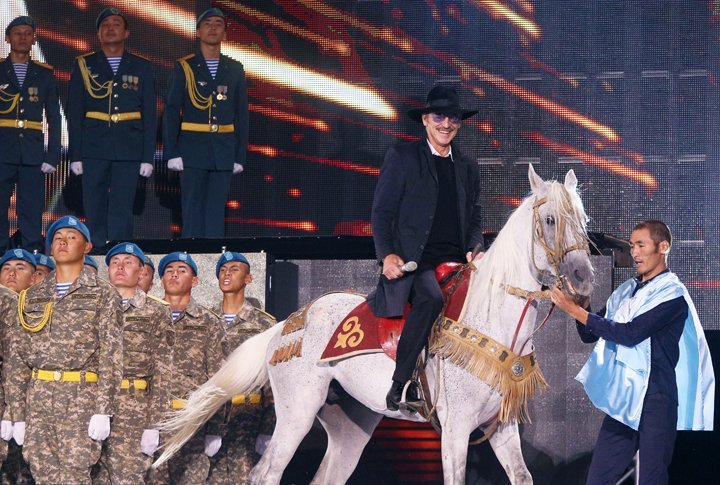 Әйгілі ноян Михаил Боярский сахнаға тұлпарымен көтерілді. ©Ярослав Радловский