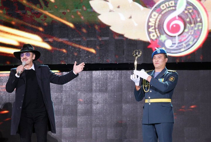 Михаил Боярский Қазақстанның Аэроұтқыр жасақтарының ұжымына мерейтойлық статуэтканы табыс етті. ©Ярослав Радловский