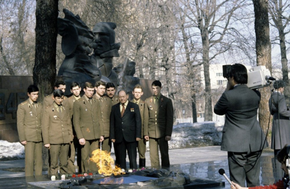 "Қазақстан 1941-1945 жж Ұлы Отан соғысында" атты фильмнің эпизоды түсіріліп жатыр. Жас офицерлердің Кеңес Одағының екі мәрте батыры Талғат Бигелдиновпен кездесуі. 1985 жыл. ©РИА Новости