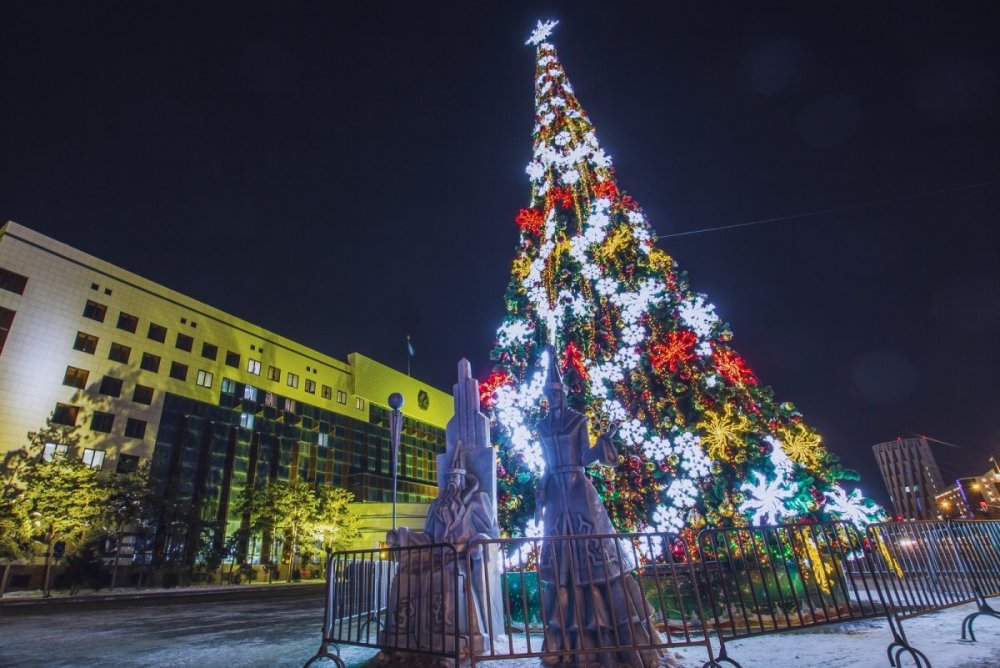 Астана әкімдігінің алдындағы жаңажылдық шырша. ©Тұрар Қазанғапов