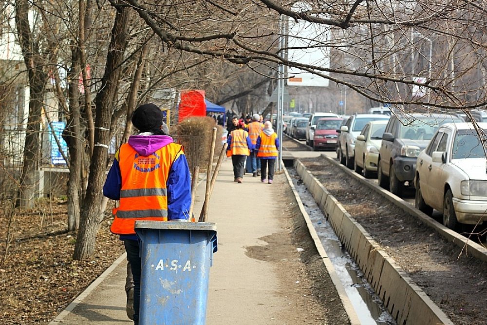 Қалың қардың астында сары алтындай жапырақтар мен жәндіктер келер көктемге сән берсе, өткен жылдан өкініштей болып қалған қоқыстар оның сұрқын қашырады. Сәйкесінше, тазалық қызметкерлері де құрал-саймандарын алып, өз істеріне кірісті. ©Massaget.kz