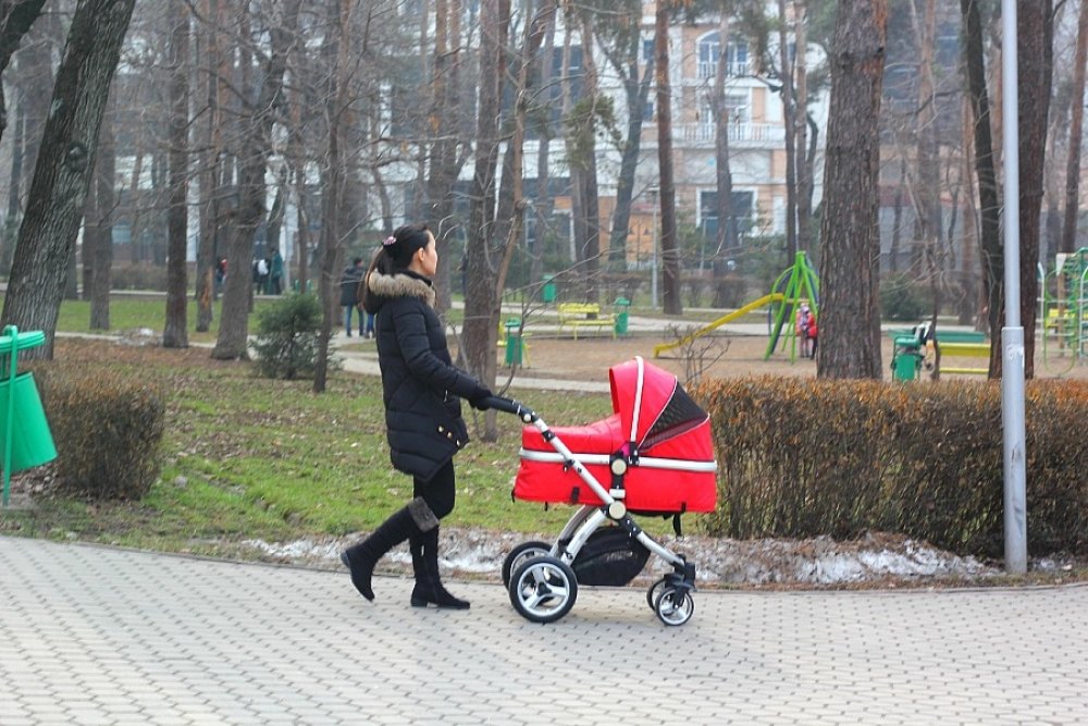 Осы бақта көктемнің шуақты күнін көптен күткен ана сәбиін серуендетіп жүр екен. Кім біледі, бұл көктем әлгі балақайдың алғашқы көктемі шығар. Қалай десек те, күн нұрына бөленген мезгіл шуағы мен ана махаббатының жылуы әдемі үйлесім тапқан секілді. ©Massaget.kz 